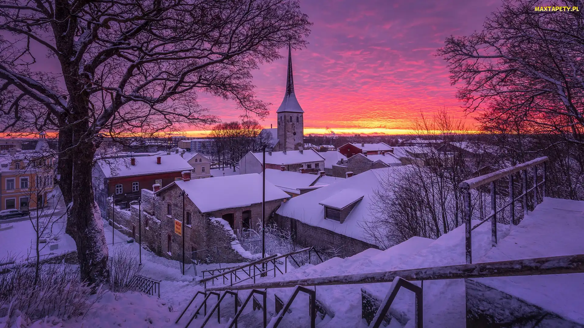 Miasto Rakvere, Zachód słońca, Domy, Estonia, Drzewa, Zima, Kościół