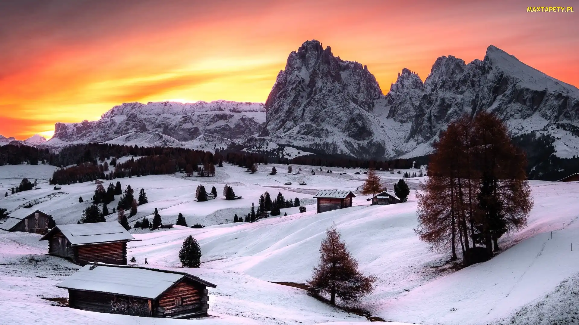 Wschód słońca, Drzewa, Domki, Zima, Dolina Val Gardena, Płaskowyż Seiser Alm, Dolomity, Góry Sassolungo, Włochy, Drewniane