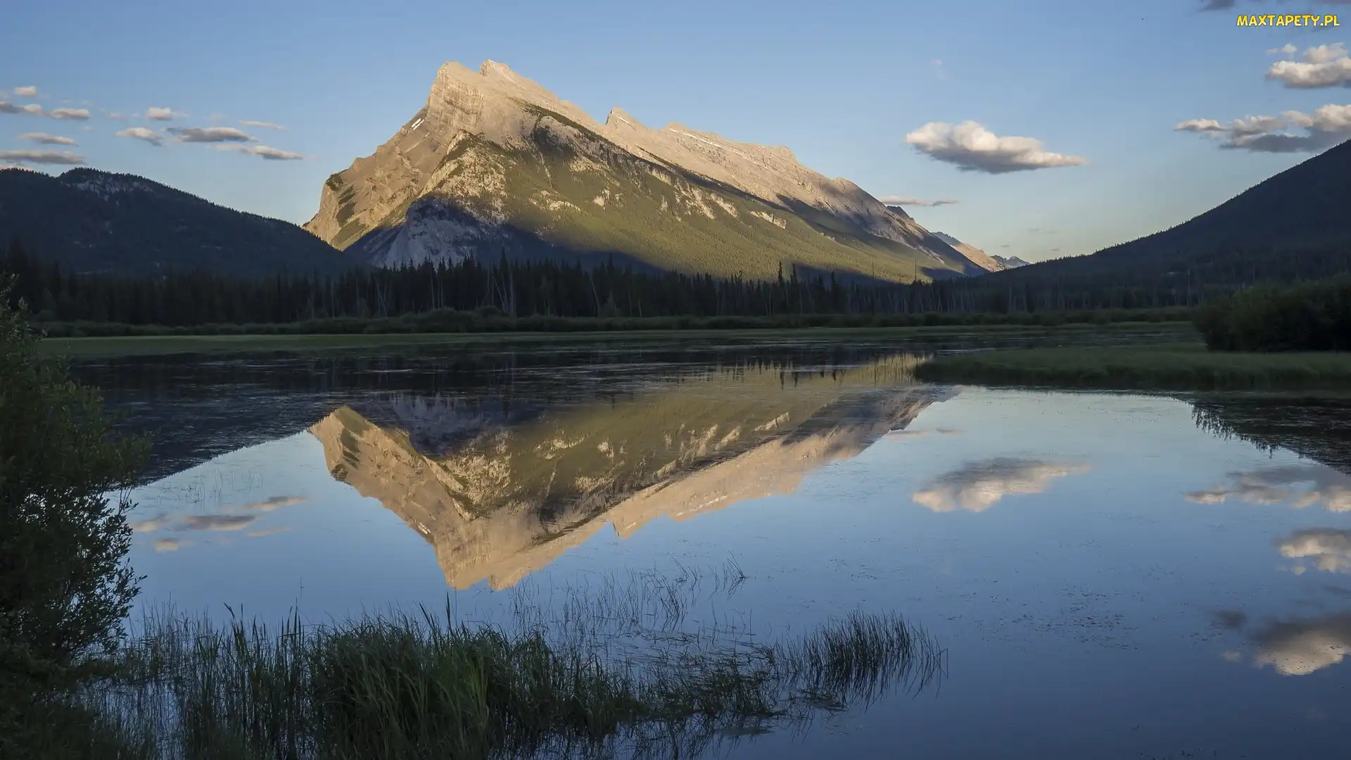 Park Narodowy Banff, Alberta, Niebo, Wschód słońca, Góry, Góra, Jezioro, Trawy, Mount Rundle, Canadian Rockies, Chmury, Kanada, Vermilion Lake