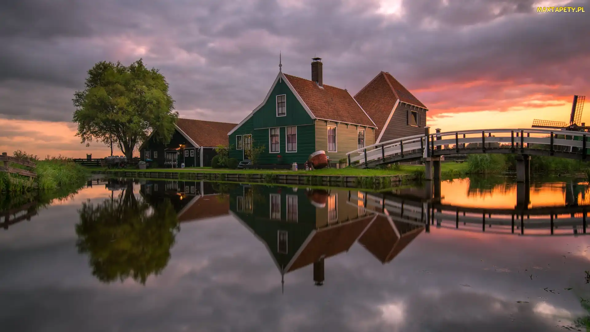Chmury, Skansen Zaanse Schans, Most, Miejscowość Zaandam, Holandia, Rzeka, Drzewa, Wiatrak, Domy, Kanał