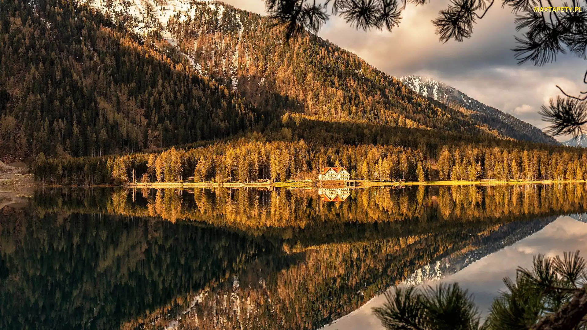 Góry, Odbicie, Włochy, Jesień, Jezioro, Antholzer See, Drzewa, Anterselva Lake, Modrzewie, Dom, Dolomity, Hotel Seehaus