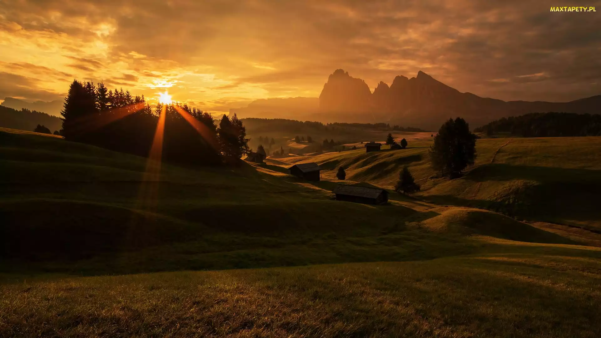Drewniane, Domy, Góry, Val Gardena, Promienie słońca, Włochy, Dolomity, Chmury, Drzewa, Płaskowyż Seiser Alm, Dolina