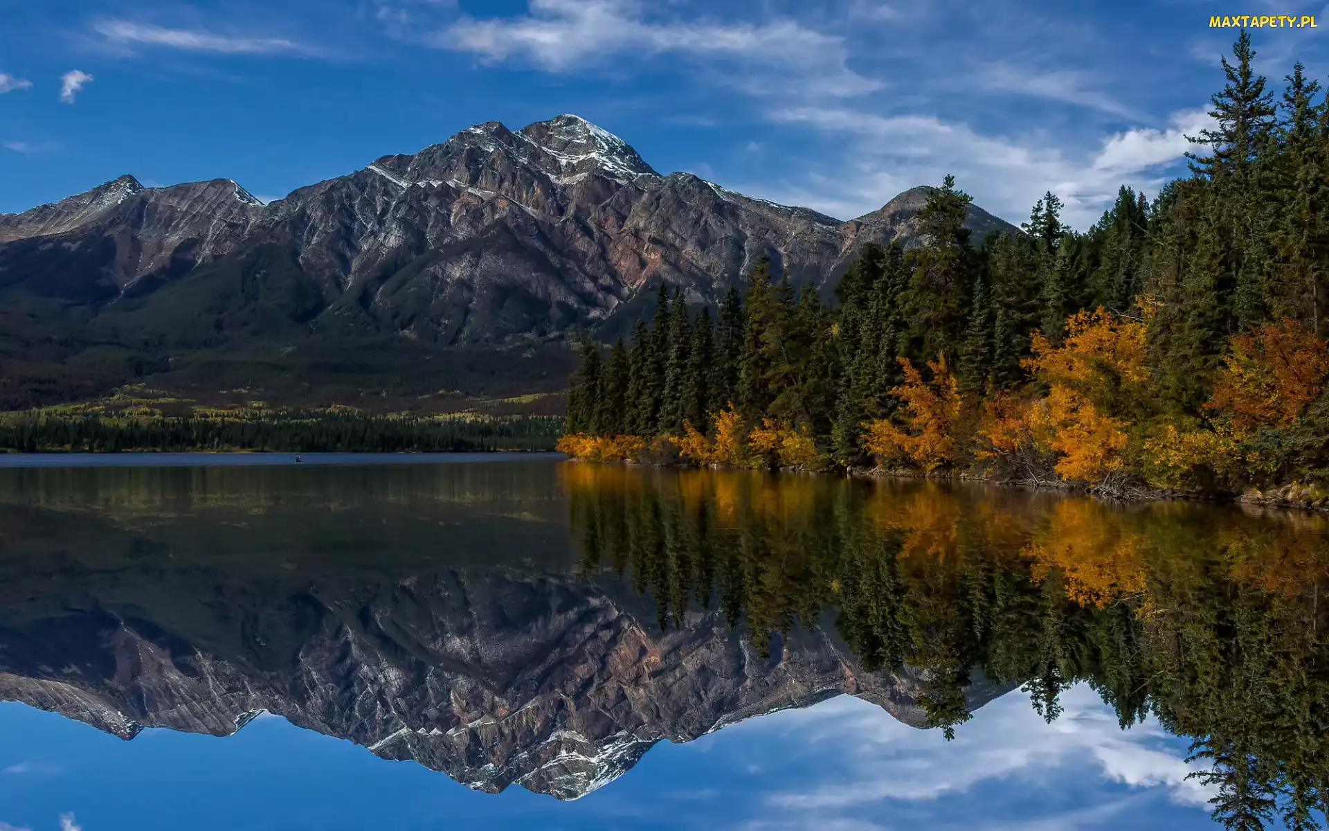 Drzewa, Góry, Odbicie, Las, Park Narodowy Jasper, Prowincja Alberta, Jesień, Jezioro, Kanada, Maligne Lake