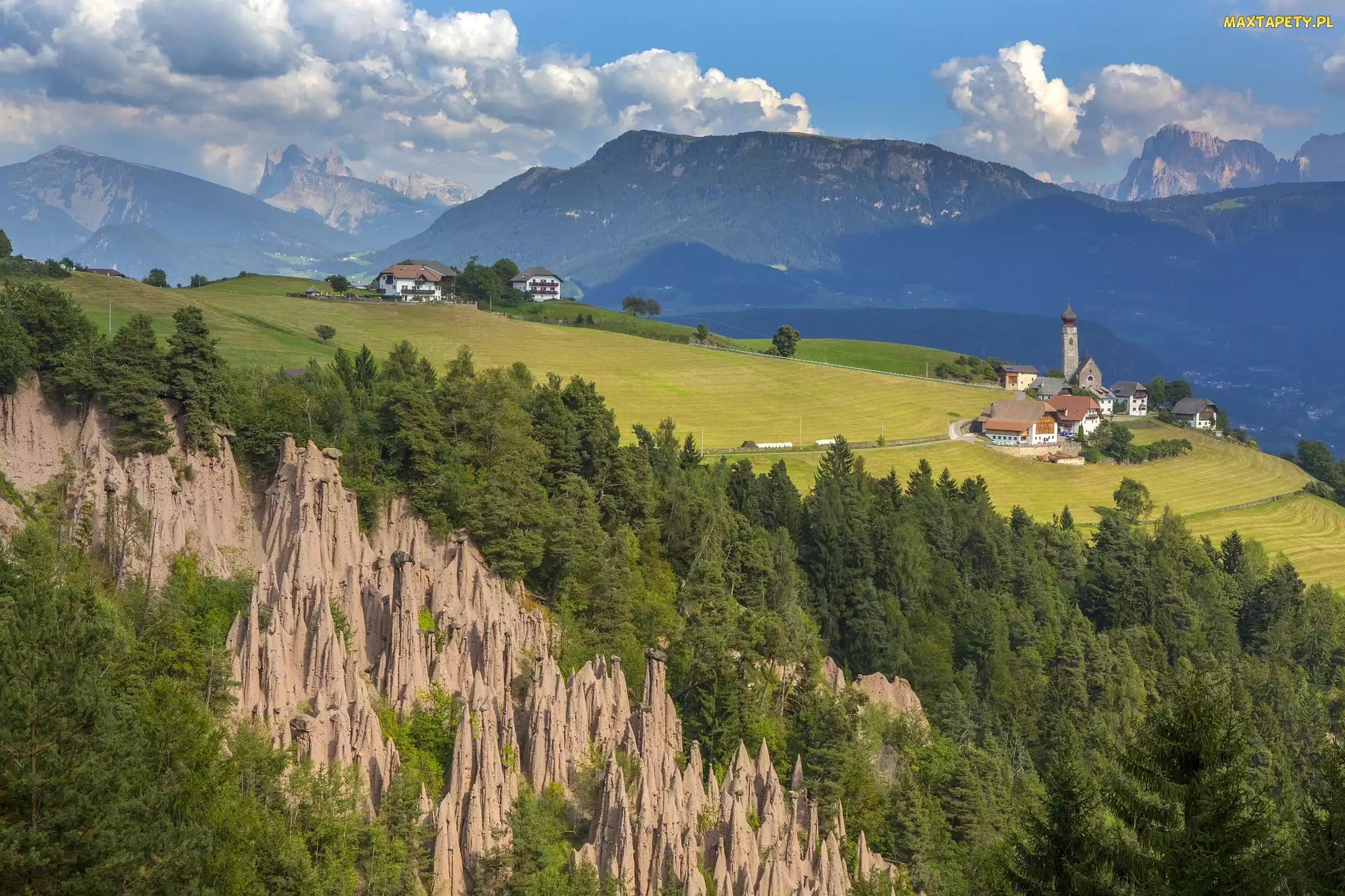 Piramidy ziemne, Południowy Tyrol, Domy, Włochy, Kościół, Drzewa, Ritten, Góry, Alpy