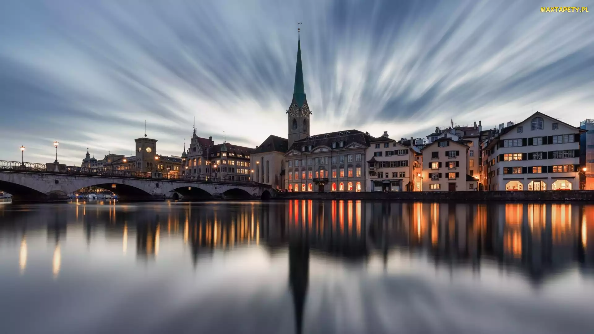 Domy, Niebo, Szwajcaria, Most Munsterbrucke, Chmury, Światła, Zurych, Wieczór, Kościół Fraumunster, Rzeka, Limmat