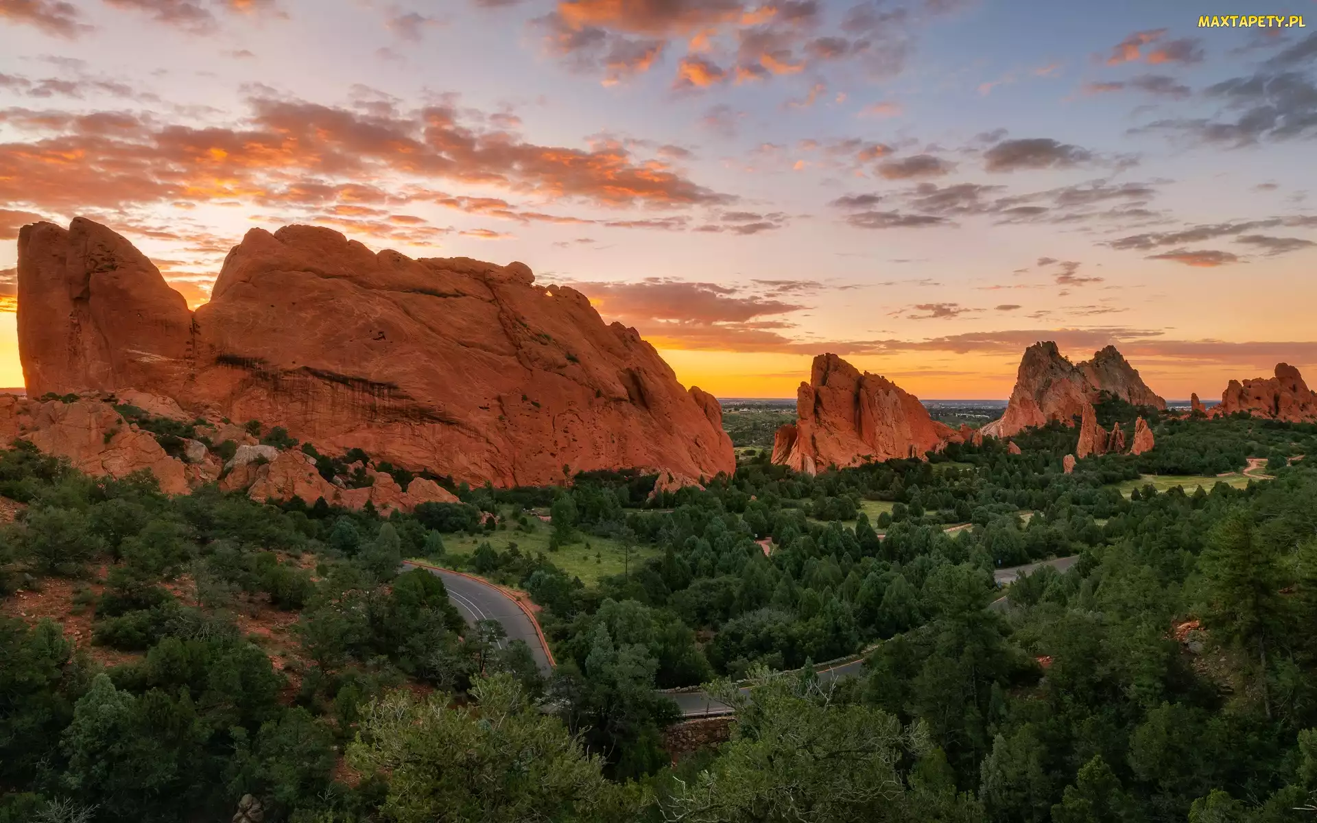 Stany Zjednoczone, Colorado Springs, Garden of the Gods, Kolorado, Skały, Chmury, Drzewa, Formacje skalne, Wschód słońca, Park