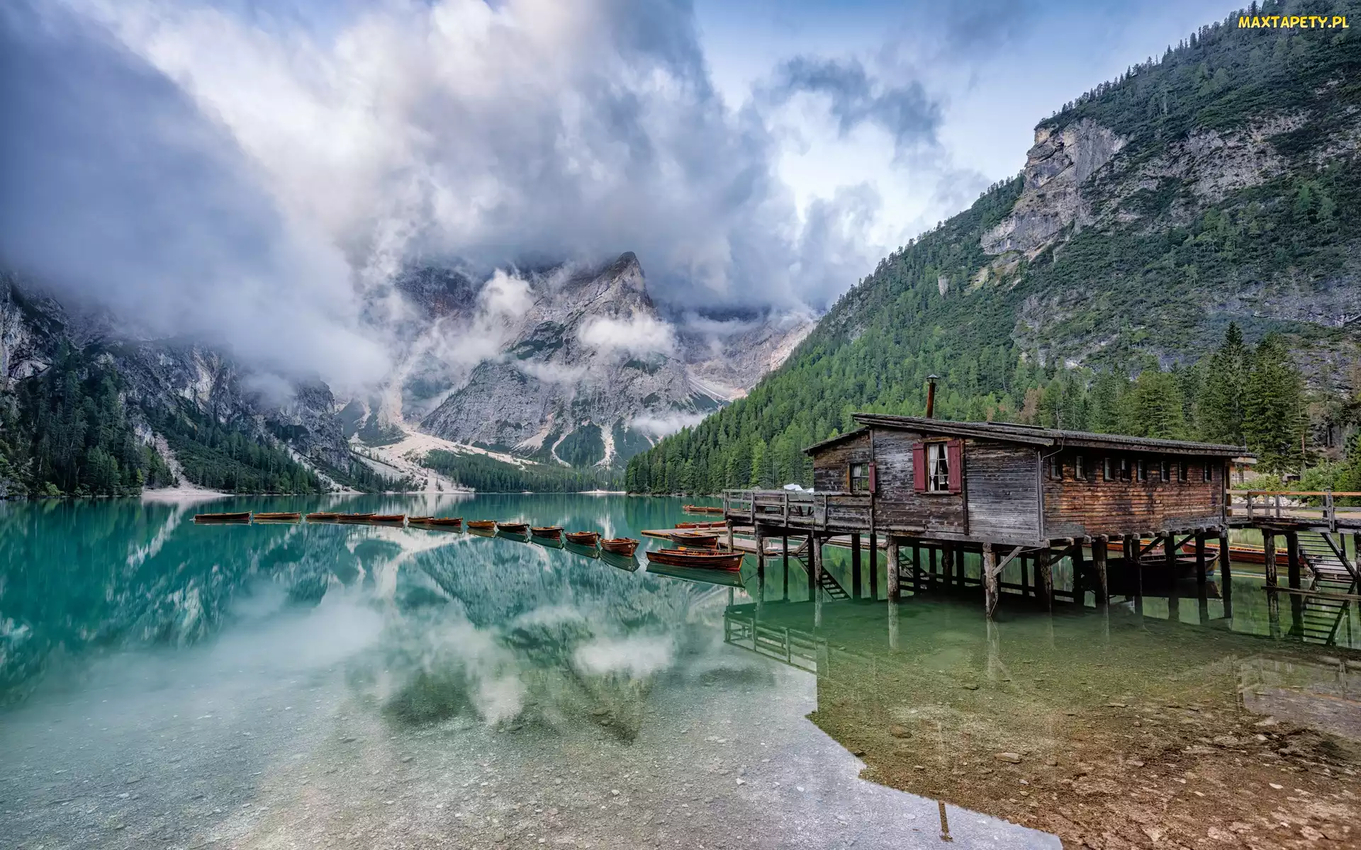 Południowy Tyrol, Dom, Chmury, Włochy, Jezioro, Pragser Wildsee, Dolomity, Lago di Braies, Pomost, Łódki, Góry, Drewniany