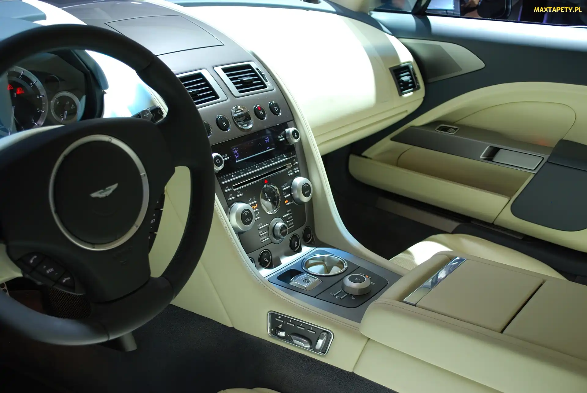 Aston Martin Rapide, Konsola