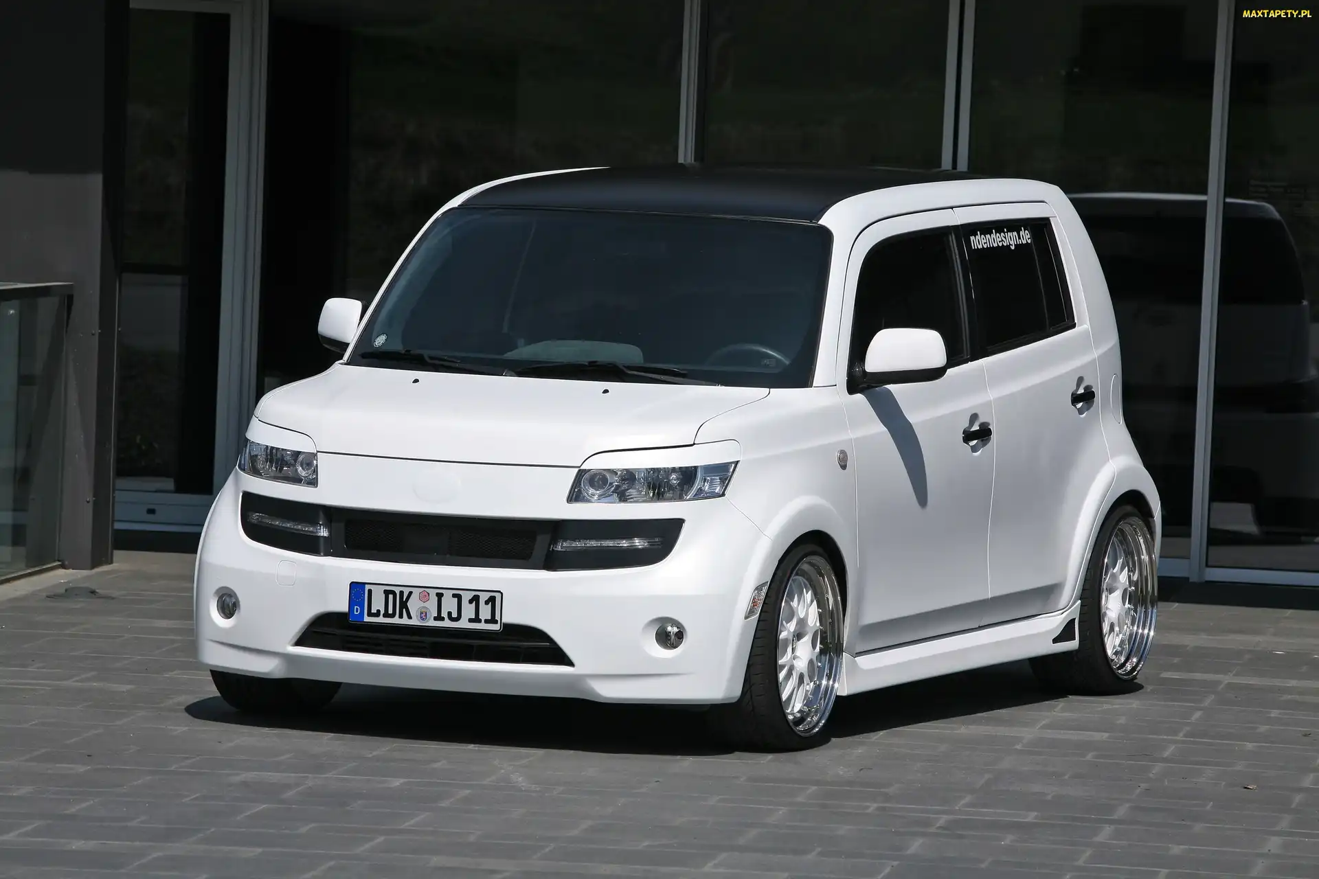 Daihatsu Materia, Dach, Czarny