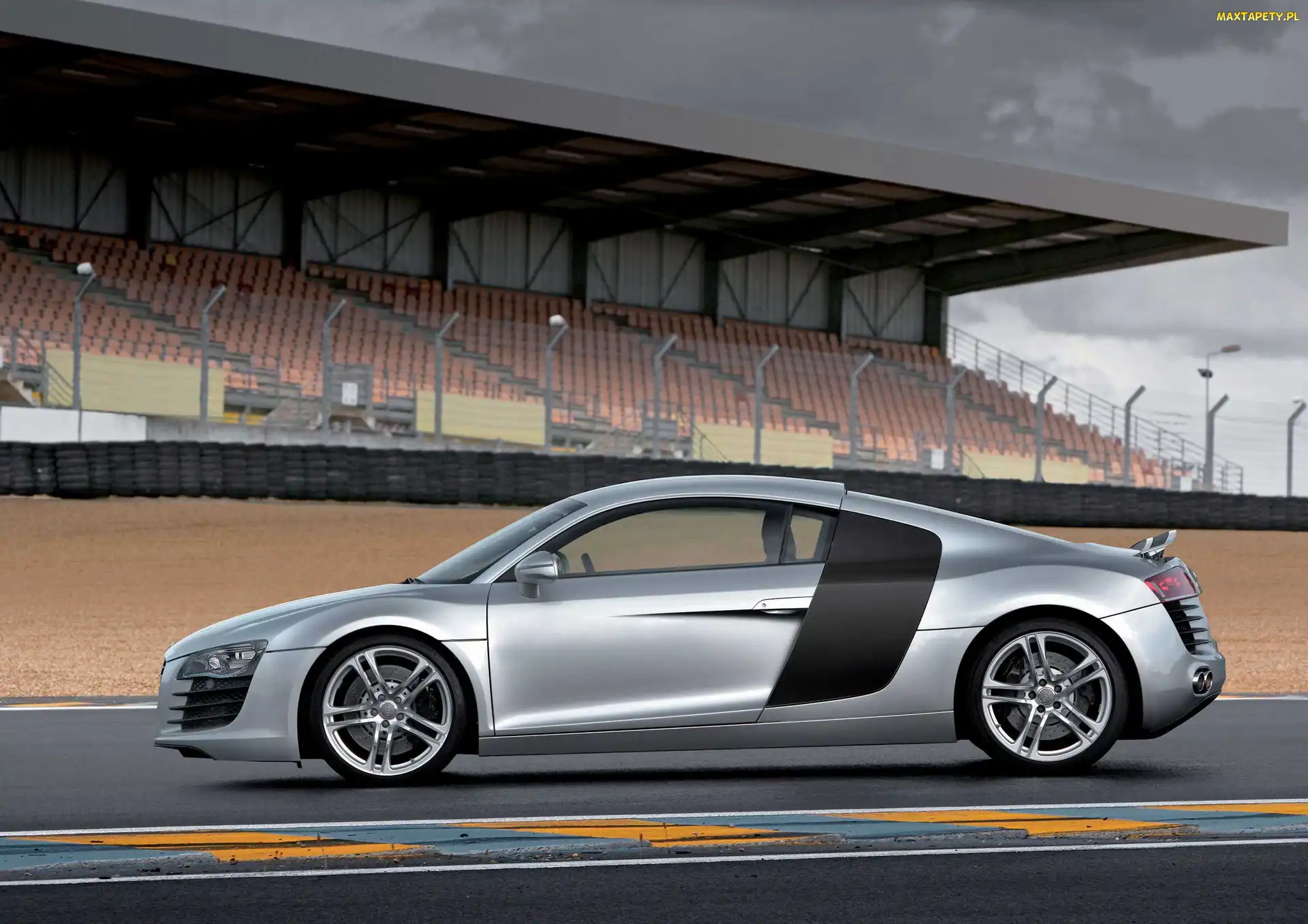Audi R8, Tor, Trybuny