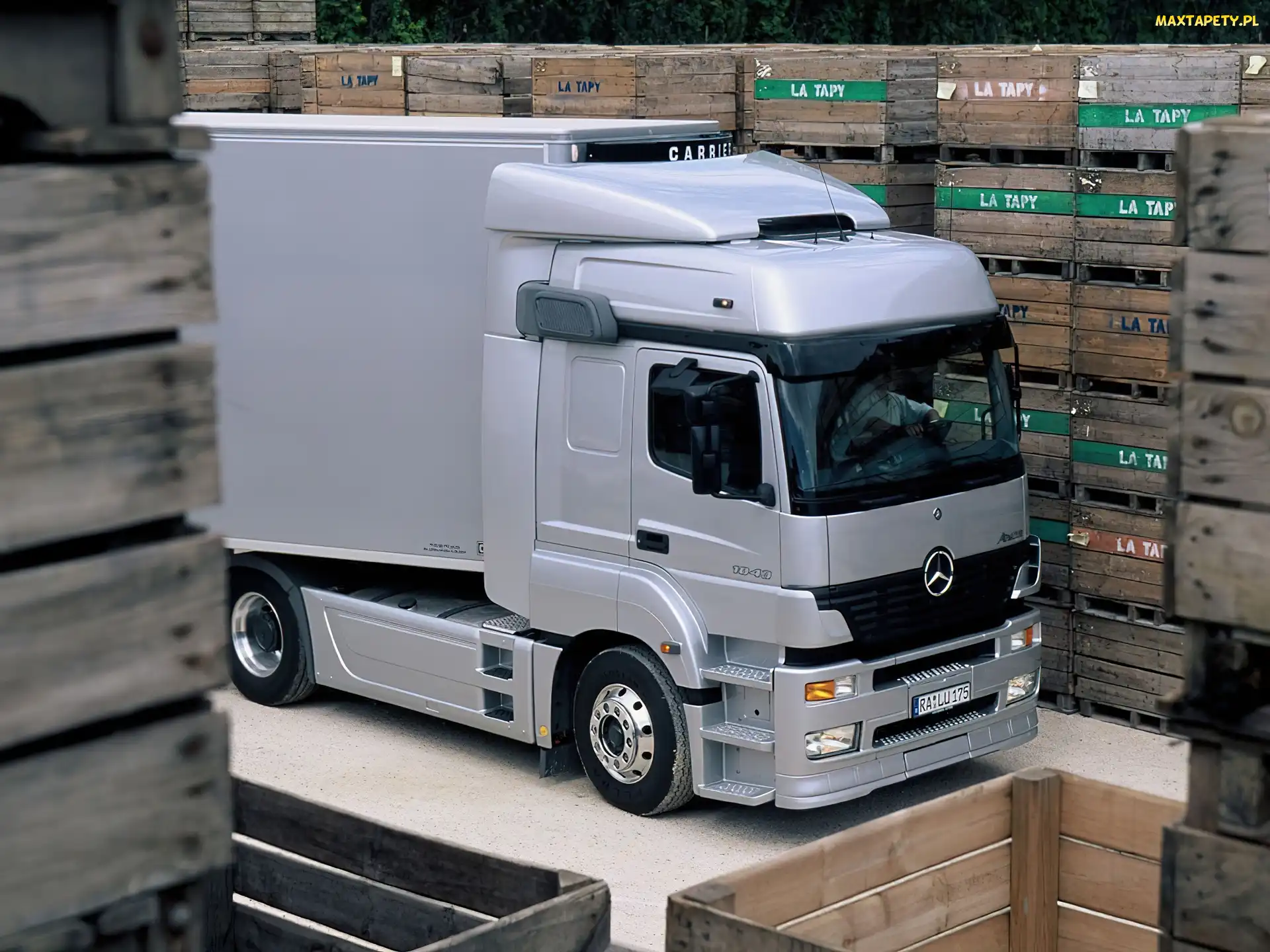 Srebny TIR Mercedes