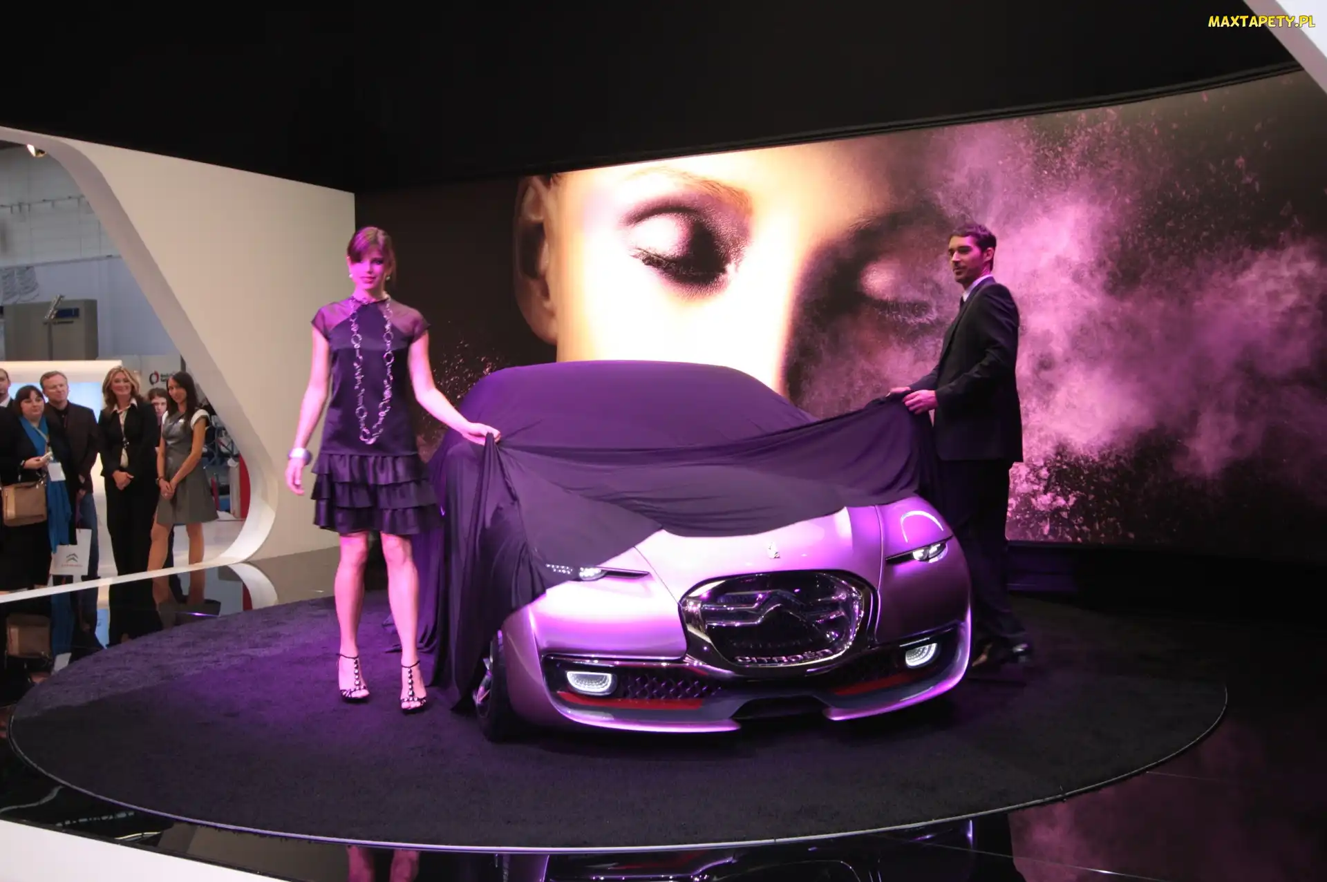 Citroen Revolte, Modelka, Odsłonięcie