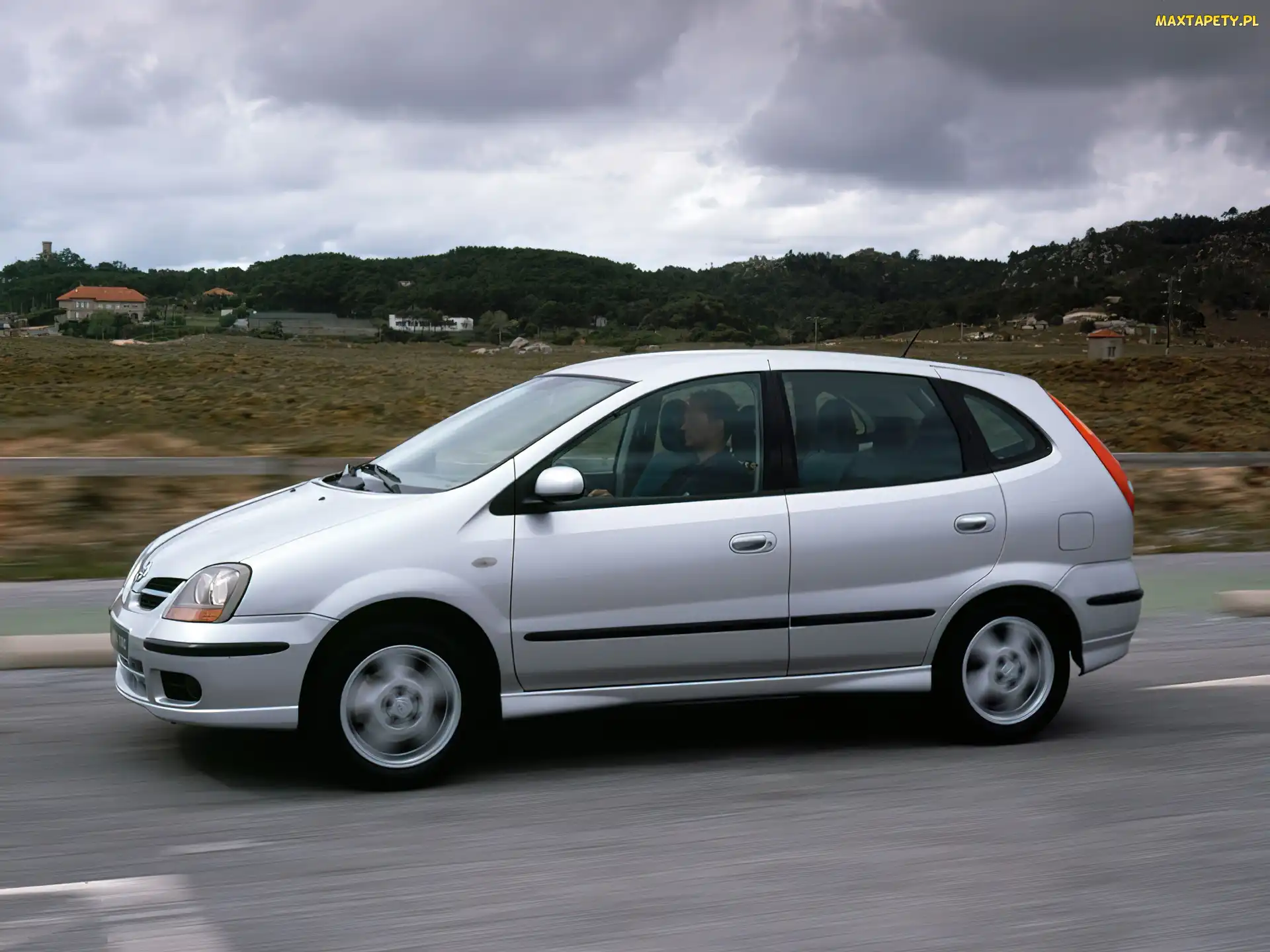 Droga, Nissan Almera Tino